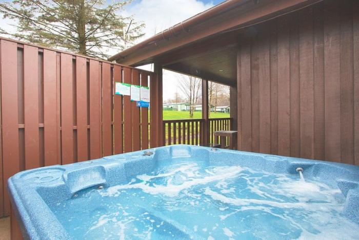Rowan Premier Hot tub Lodge
