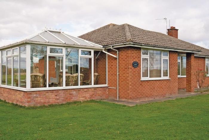 Honeysuckle Bungalow, Strubby with Woodthorpe, Lincolnshire