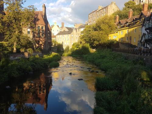 Dean Village - Lovely 2 bed in picturesque Dean Village with balcony and private parking, Edinburgh, Midlothian