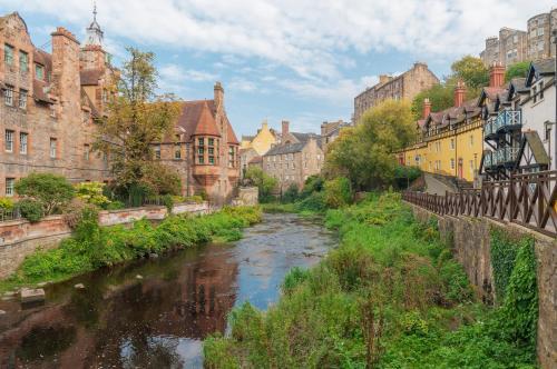 Dean Village - Lovely 2 bed in picturesque Dean Village with balcony and private parking