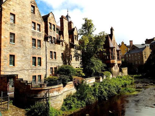 Dean Village - Lovely 2 bed in picturesque Dean Village with balcony and private parking