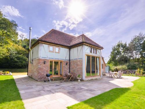 Charming Holiday home in Three Oaks with Private Terrace, Westfield, East Sussex