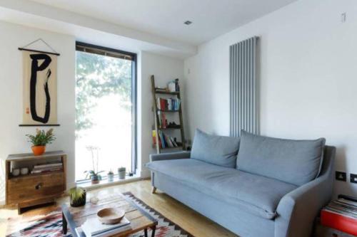 Peaceful & Modern 2BR Flat with Water Views, London, London