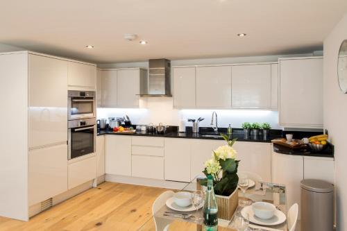 Finchley Central - Luxury 2 bed ground floor apartment, London, London