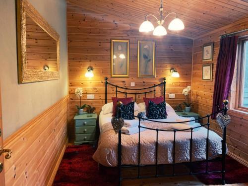 Owlet Lodge at Owlet Hideaway - with Hot Tub, Near York, Seaton Ross, East Riding of Yorkshire