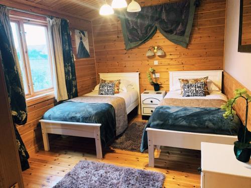 Owlet Lodge at Owlet Hideaway - with Hot Tub, Near York