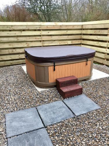 Owlet Lodge at Owlet Hideaway - with Hot Tub, Near York