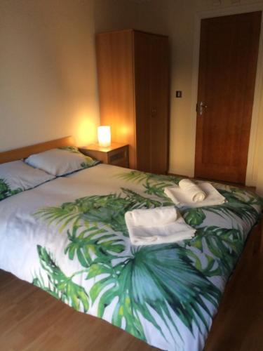 Central Reading Canal Side Apartment sleeps 4 with Parking, Reading, Berkshire