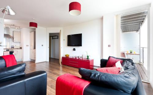 Apartment with 2 Zip and Link Beds and 2 Sofa Beds with Balcony in Central Milton Keynes - Free Parking and Smart TV - Contractors, Relocation, Business Travellers, Milton Keynes, Buckinghamshire