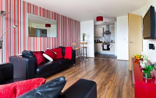 Apartment with 2 Zip and Link Beds and 2 Sofa Beds with Balcony in Central Milton Keynes - Free Parking and Smart TV - Contractors, Relocation, Business Travellers