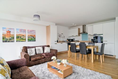 Roomy, Comfortable Apartment near Main Attractions, Leith, Midlothian