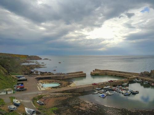 17 Harbour Place Hot Tub Paddle Board, Portknockie, Moray