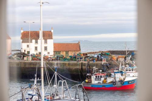 Pittenweem Harbour Location - Sea Views