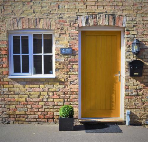 The Old Bottle Store - 2 Double Bedrooms, 2 Bathrooms, Modern Town Centre House, Saint Ives, Cambridgeshire