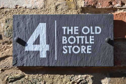 The Old Bottle Store - 2 Double Bedrooms, 2 Bathrooms, Modern Town Centre House