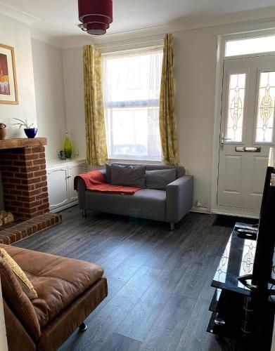 Ferndale House-Huku Kwetu Luton -Spacious 3 Bedroom House - Suitable & Affordable Group Accommodation - Business Travellers
