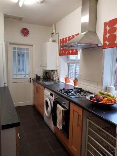 Ferndale House-Huku Kwetu Luton -Spacious 3 Bedroom House - Suitable & Affordable Group Accommodation - Business Travellers