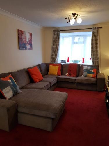 Ravenhill House - Huku Kwetu Luton & Dunstable Spacious 4 Bedroom Detached House -Free Parking-Field View-Affordable Group Accommodation - Business Travellers, Lewsey, Bedfordshire