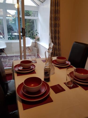 Ravenhill House - Huku Kwetu Luton & Dunstable Spacious 4 Bedroom Detached House -Free Parking-Field View-Affordable Group Accommodation - Business Travellers