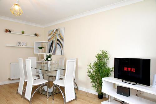 Lolite Homes - 4 Bed Perfect for NEC Genting Arena Resort World & Airport - Serviced Hawk Home, Chelmsley Wood, West Midlands