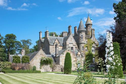 Turnhouse Chateau Sleeps 24 WiFi, Kirkliston, Midlothian