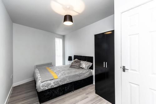 Air Host and Clean - Apartment 8 Barall Court - Sleeps 6 minutes from LFC free parking
