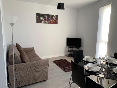 Air Host and Clean - Apartment 8 Barall Court - Sleeps 6 minutes from LFC free parking