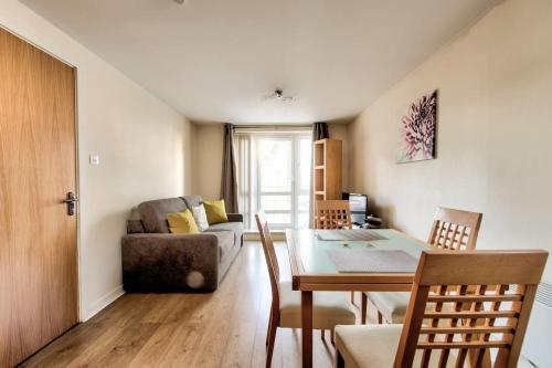 GuestReady - Cosy Apartment with Balcony near Calton Hill