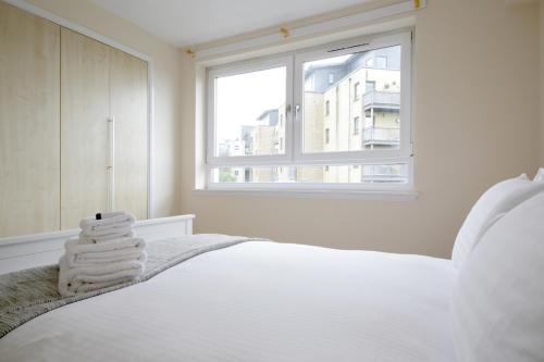 Hawkhill 9 - Contemporary Edinburgh apartment and secure parking, Leith, Midlothian