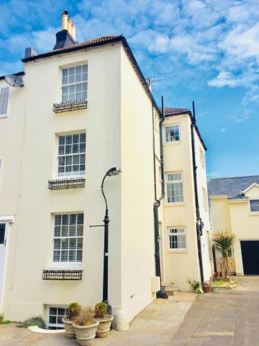 Seascape Mews House with Parking & fast WIFI minutes from the Sea