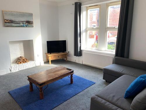 COSY GROUND FLOOR APARTMENT CLOSE To EVERYTHING, MINUTES WALK FROM THE RVI, CITY CENTRE & PARKS, Newcastle upon Tyne, Tyne and Wear