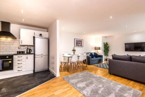 Stylish Liverpool Central Apartment - Sleeps 8!, Liverpool, Merseyside