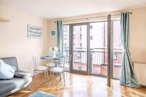 Bright Contemporary Merchant City Flat in Central Location