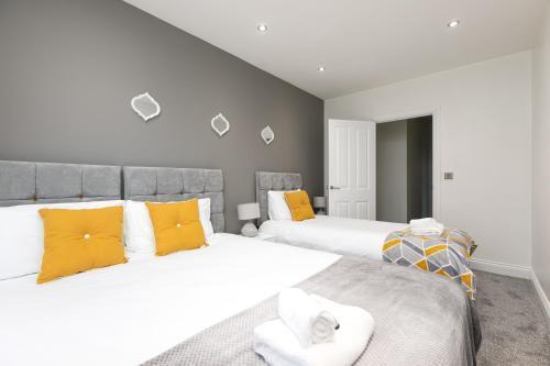 KVM - Kensington Apartment town centre with parking by KVM Serviced Accommodation