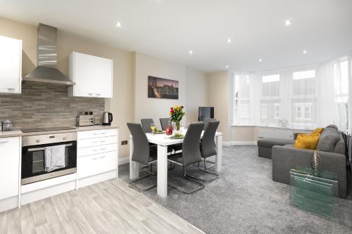 KVM - Kensington Apartment town centre with parking by KVM Serviced Accommodation