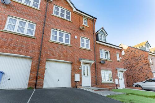 Spacious Contractor House for Large Groups - Private Parking by Liverpool Short Stay