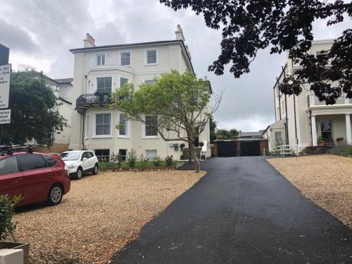 Wight On The Beach, Slps4, Stylish Apartment, Balcony with Sea Views, Ryde, Isle of Wight