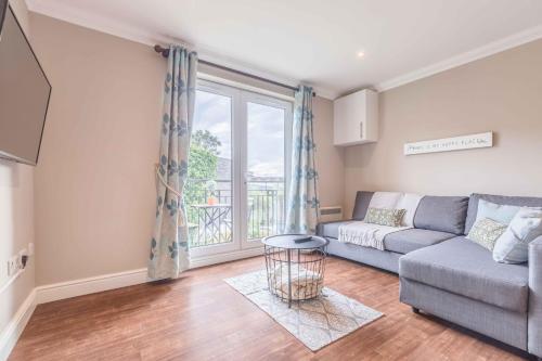 Modern apartment within short walk of The Castle, High Street and Long Walk - FREE PARKING, Windsor, Berkshire