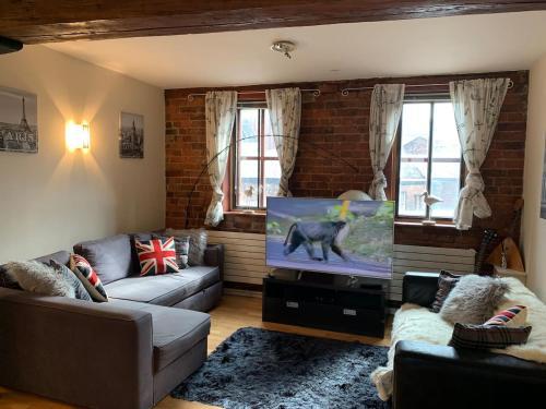 2 Bed Duplex Penthouse Apartment by Mathew Street Sleeps 6, Liverpool, Merseyside