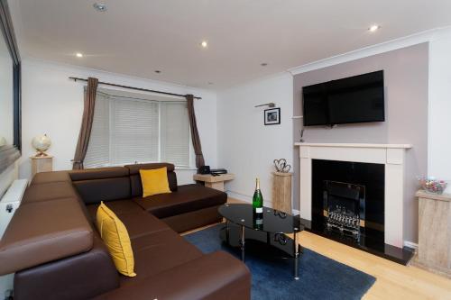 Leeds Townhouse Apartments 7 Beds in 4 Bedrooms, Robin Hood, West Yorkshire