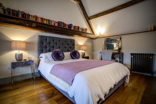 Luxury medieval barn in Cotswold town centre