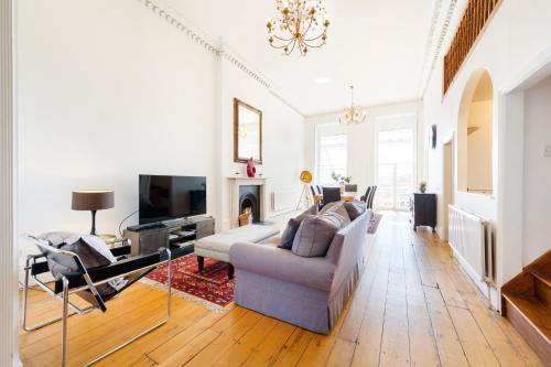 Elegant Period Clifton Balcony Apt - Simply Check In, Bristol, Bristol