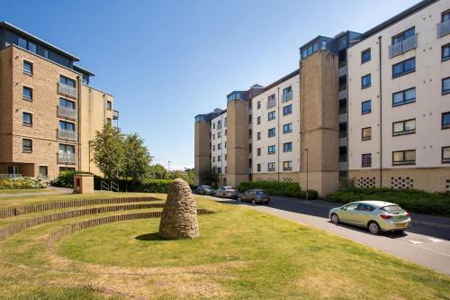 Hawkhill 8 - Modern Edinburgh Apartment with Secure Parking, Leith, Midlothian