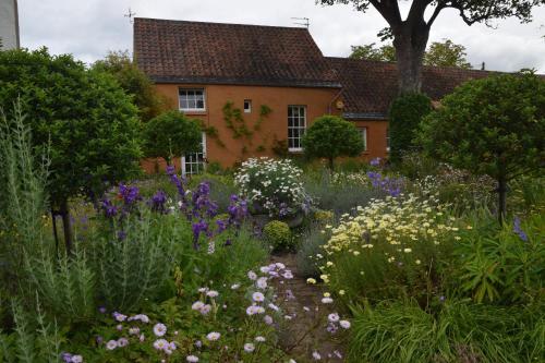 Unique cosy cottage with stunning gardens, Musselburgh, East Lothian