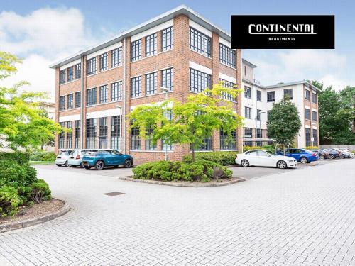 Continental Apartments at Wallis Square with FREE PARKING WiFi & NETFLIX, Farnborough, Hampshire