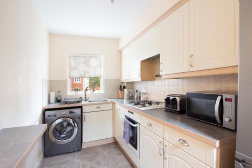 OPP Apartments HW -Contractors, M5 link, Sowton, Exeter City, free parking&Wifi