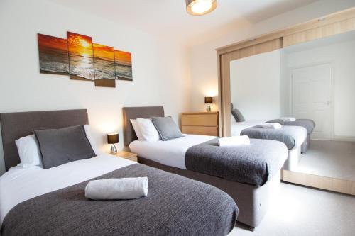 OPP Apartments HW -Contractors, M5 link, Sowton, Exeter City, free parking&Wifi