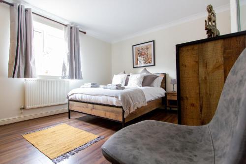 A Chic and Stylish Canal Side Apartment with Terrace, Central to the City, Chester, Cheshire