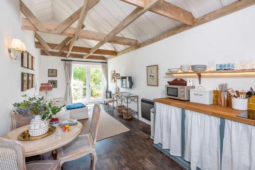 Charming cottage with parking outside Bath, Bathford, Somerset