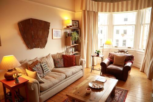 1-2 bedroom large flat in south Edinburgh